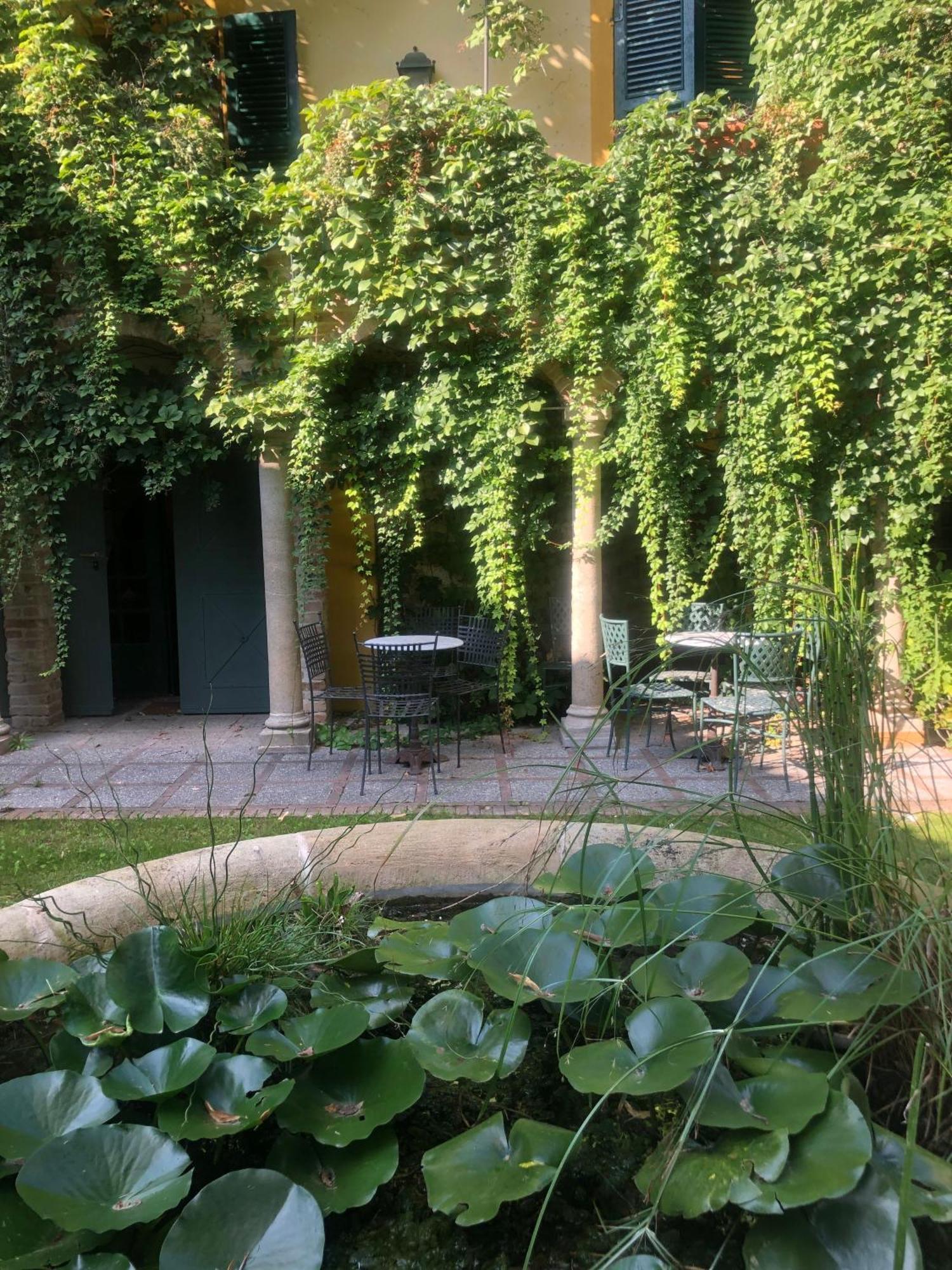 Palazzo Sismonda Bed & Breakfast Corneliano d'Alba Exterior photo